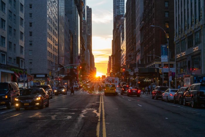 Sonnenuntergang am Ende der Manhattan Henge in New York