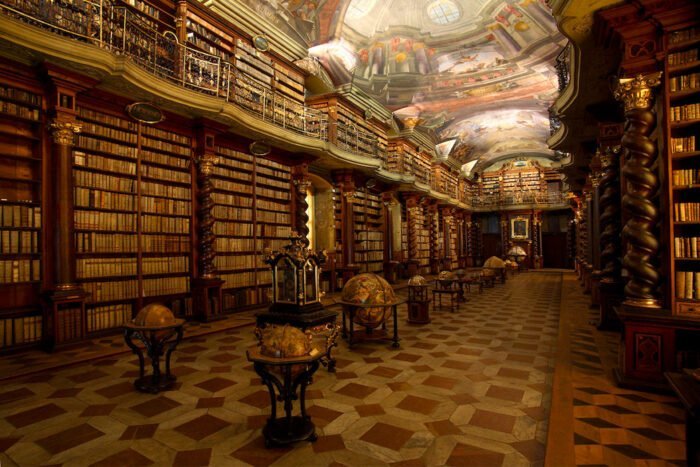 Bibliothek mit Gewölbedecke