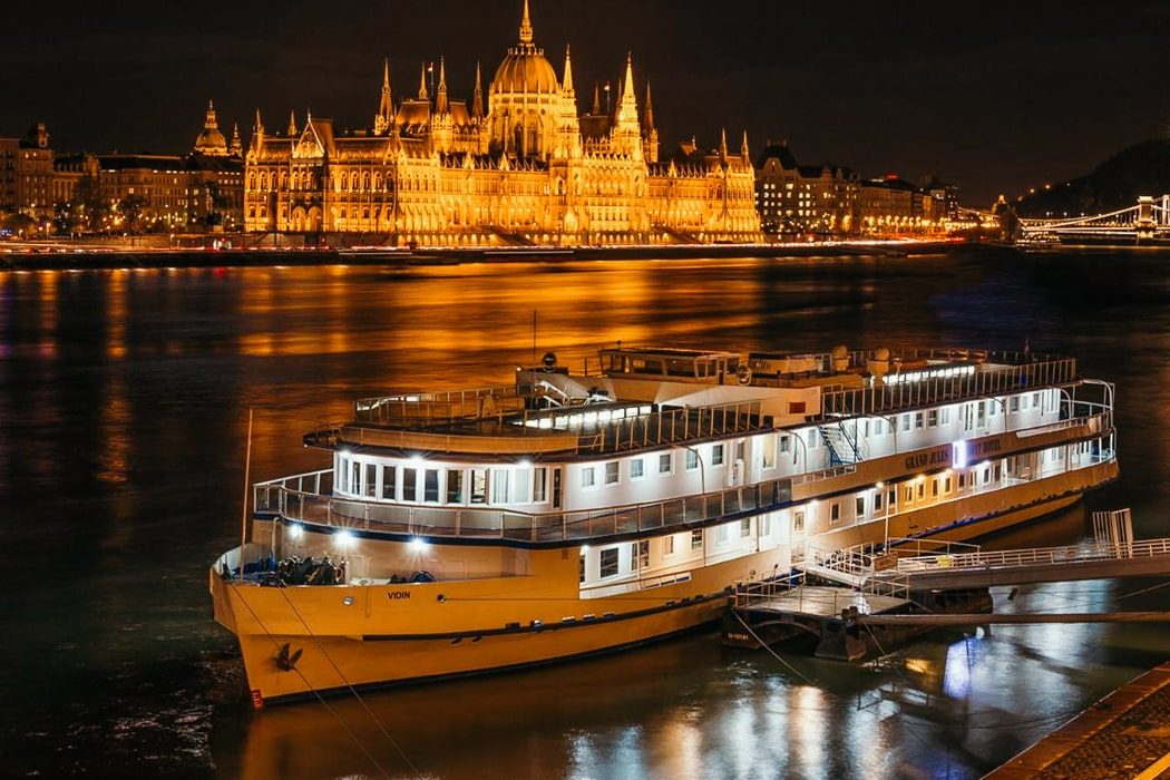 Auf dem Grand Jules Boot auf der Donau übernachten? Warum eigentlich nicht? 