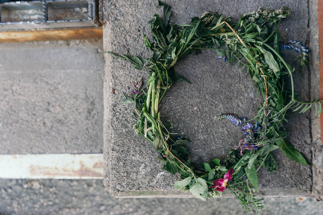 Blumenkranz auf einer Straße in Helsinki