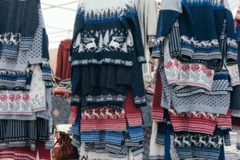 Stand mit Pullovern auf dem Markt in Helsinki