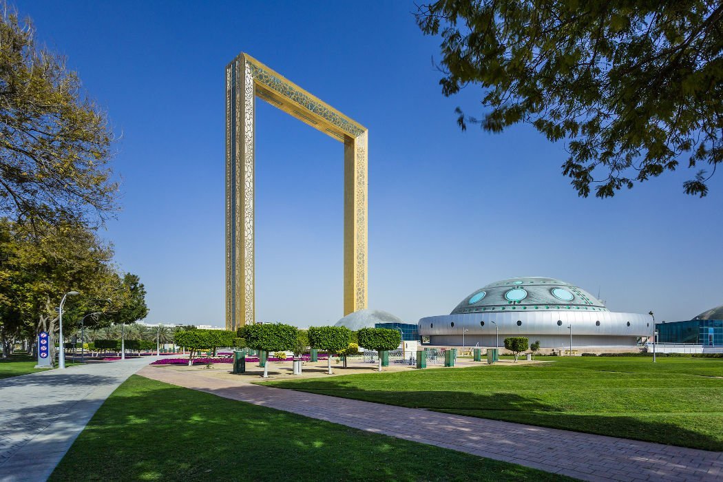 Riesiger goldener Rahmen in einem Park