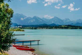 Blick auf den Forggensee im Allgäu mit Alpen im Hintergrund