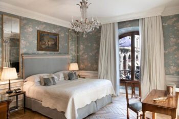 Luxuriöses, klassisch eingerichtetes Hotelzimmer mit hellblauen Tönen im Zentrum von Florenz