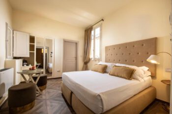 Hotelzimmer mit beigen Tönen in Florenz