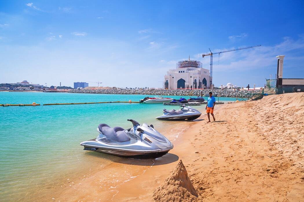 Jetskis am Strand in Abu Dhabi