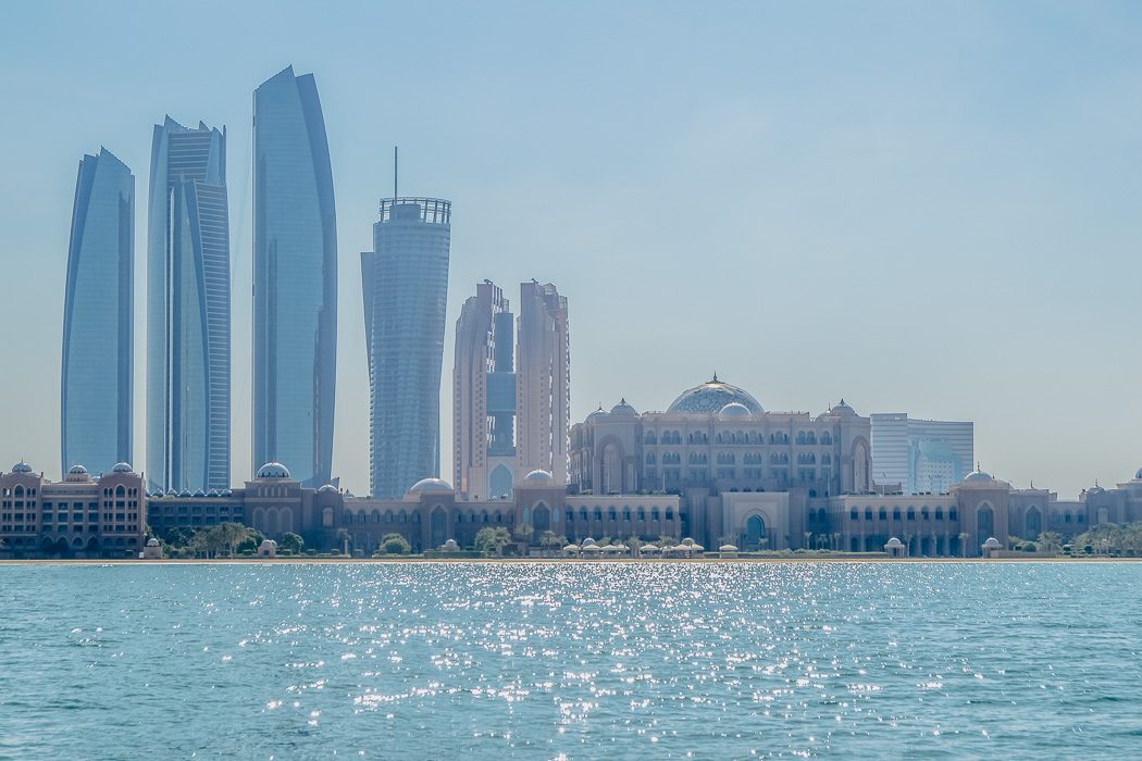 Skyline von Abu Dhabi vom Wasser aus