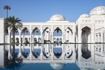 Die Fassade des Qasr Al Watan Palastes mit Wasserspiegelung