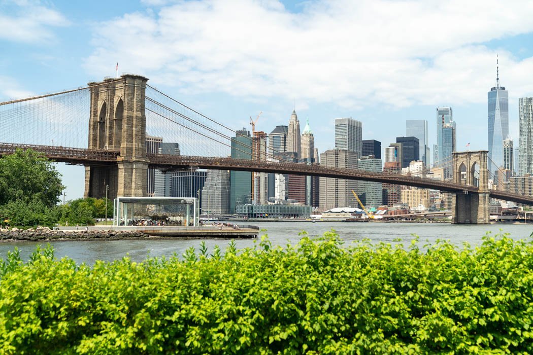 Aussicht auf die Brooklyn Bridge und Manhattan vom Main Street Park in Dumbo