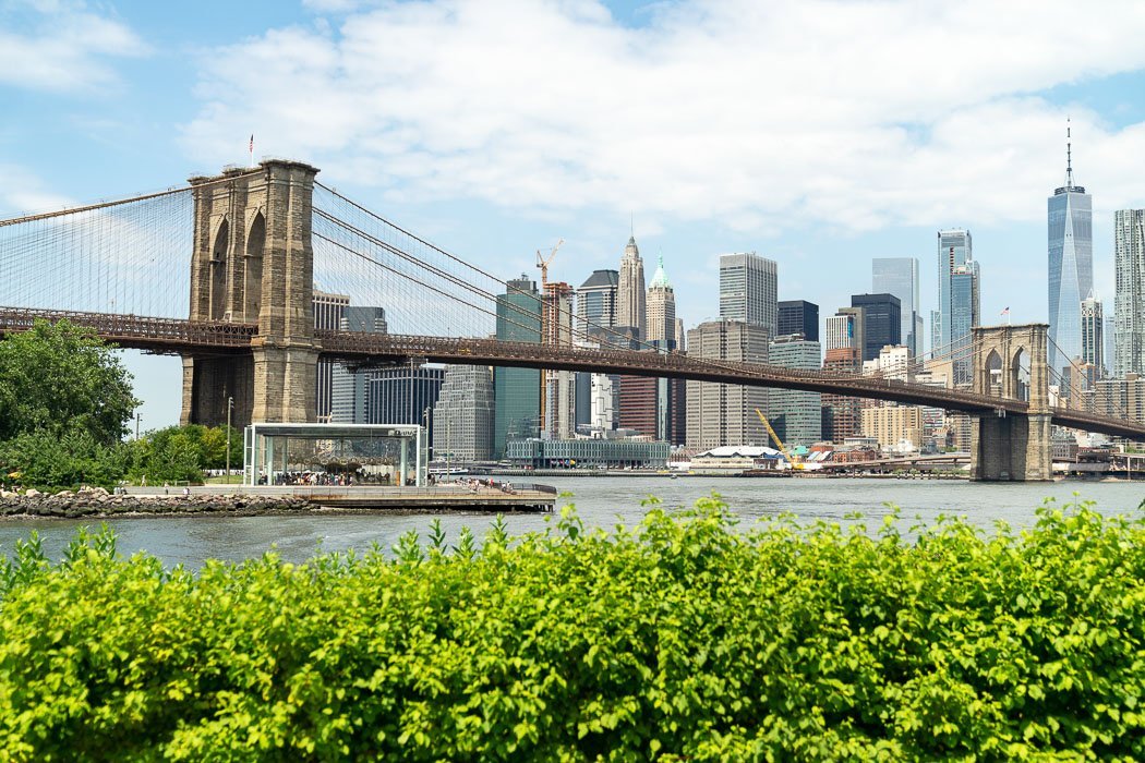Die Brooklyn Bridge fotografiert vom Main Street Park