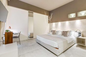 Modernes Hotelzimmer mit Doppelbett mit braun-weißen Wänden