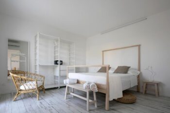 Modernes, in hellen Tönen eingerichtetes Zimmer mit Doppelbett