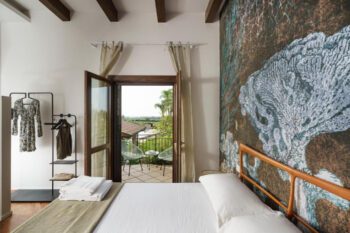 Simpel eingerichtetes Zimmer im Cocciu Amuri Hotel in Sizilien am Meer