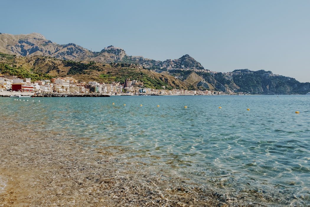 Klares Meerwasser am Strand von Giardini Naxos