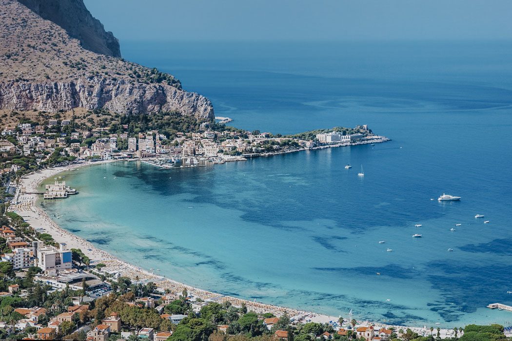 Panorama-Blick auf den Strand von Mondello in Palermo