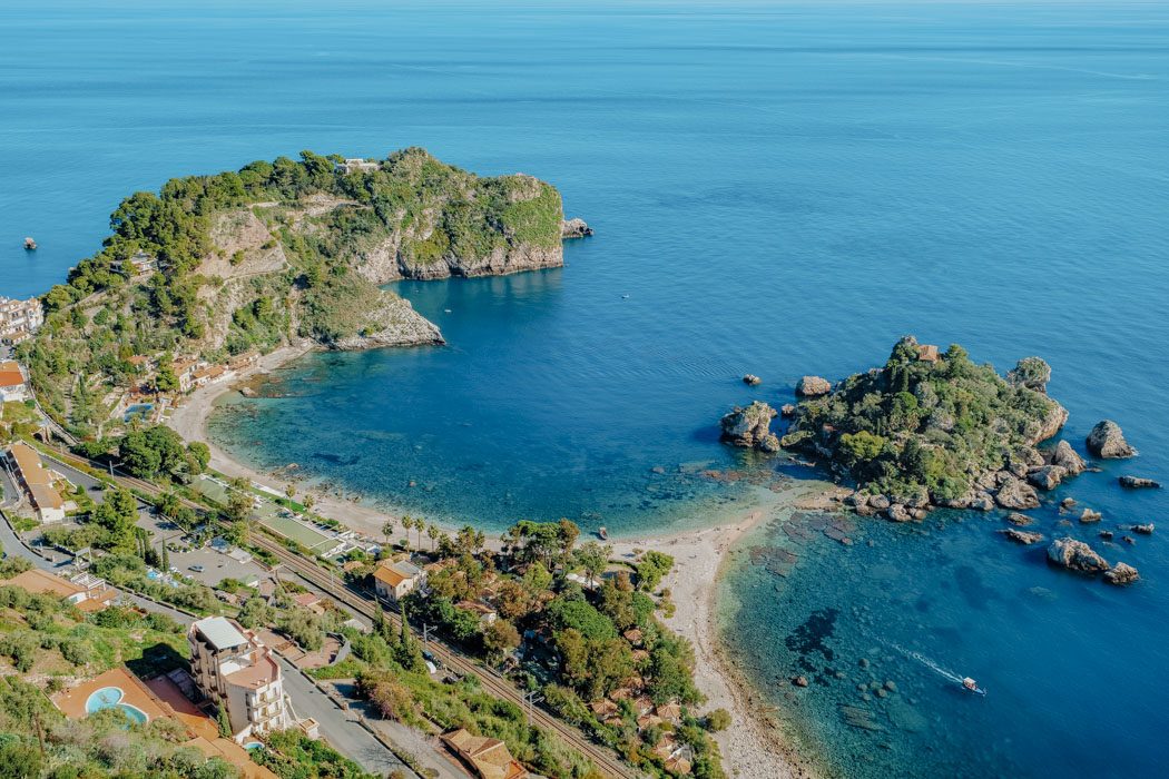 Blick von oben auf den Strand von Taormina mit Isola Bella