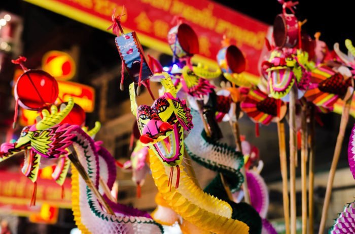 Bunte Drachenfiguren zum chinesischen Neujahrsfest in Bangkok