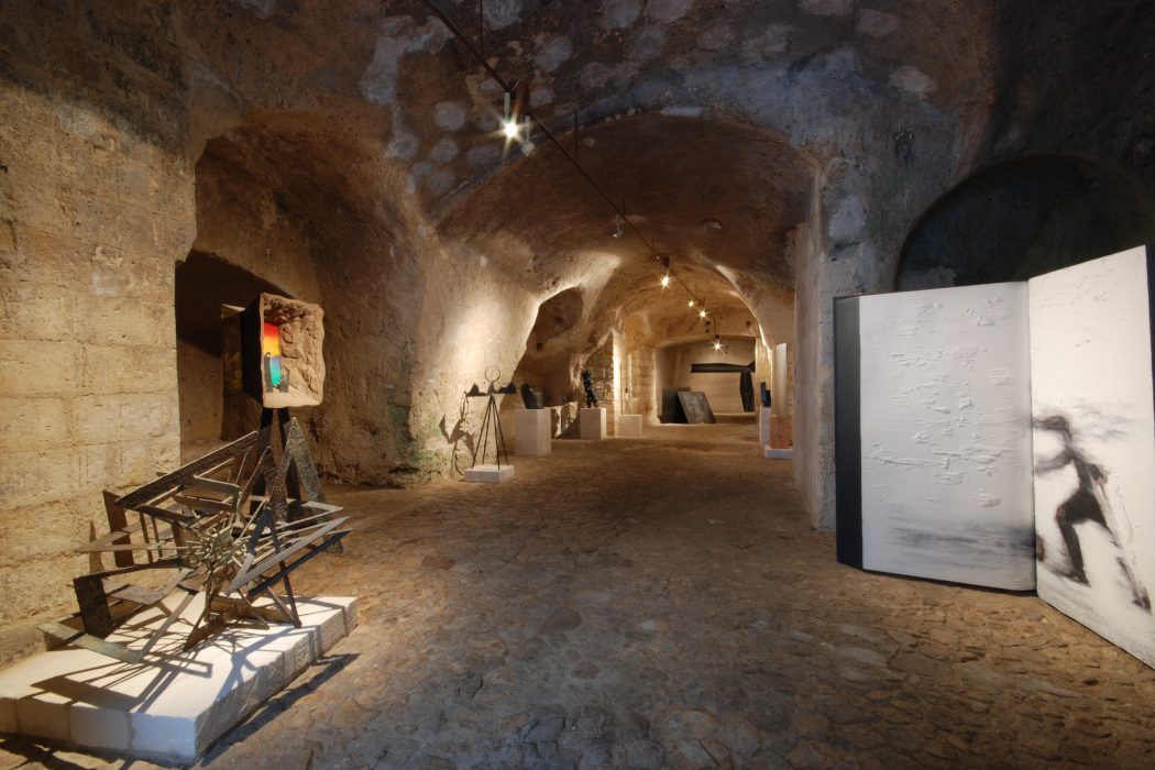 Kunstgalerie mit Installationen in Höhle