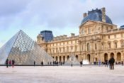 Louvre Museum und die Glas-Pyramiden