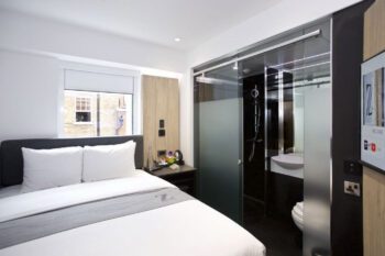 Einfache, moderne Zimmer im Z Hotel Strand