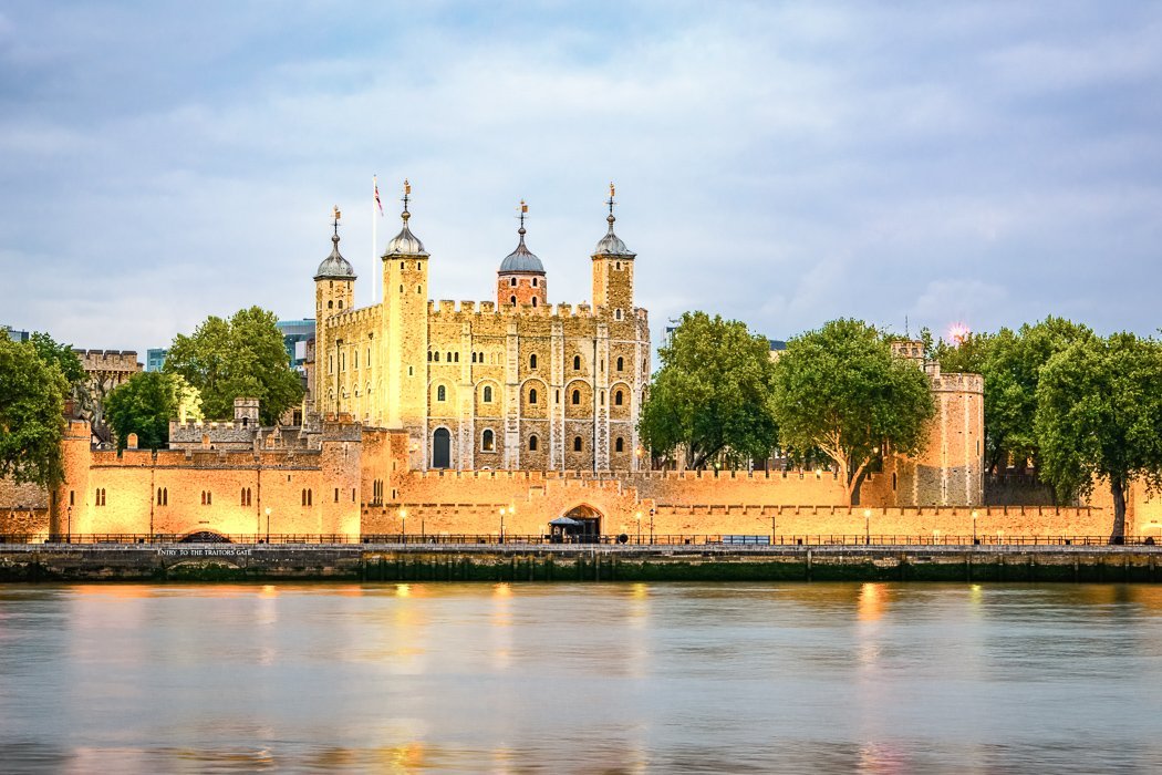 Blick auf den Tower of London mit Themse im Vordergrund