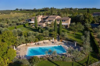 Blick von oben auf die Gärten des Hotels Borgo Argiano in der Toskana
