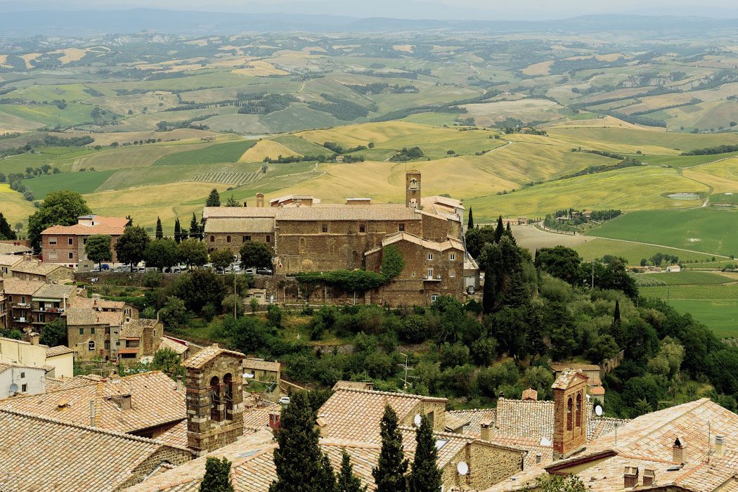Blick aus Montalcino mit Kirchturm und Val d'Orcia im Hintergrund