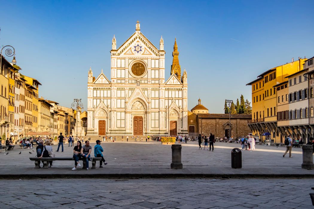 Blick auf Kirche Santa Croce zum Sonnenuntergang und großer Platz im Vordergrund