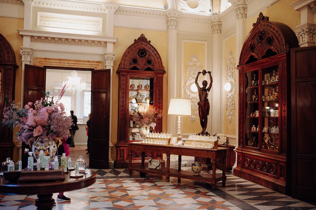 Edel eingerichteter Raum mit Stuck, Parfümfläschchen und barocken Möbeln