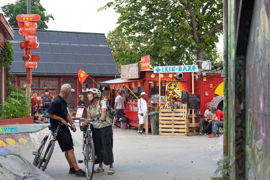Verkaufsstand in Christiania, Kopenhagen mit Kunden an einem Cannabis-Stand
