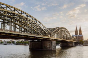 Von der Hohenzollern Brücke hast du einen super Ausblick auf den Dom und Rhein.