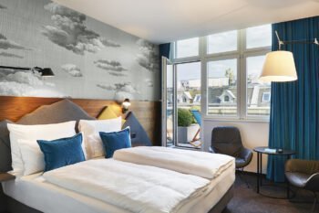 Motel One Zimmer mit Bett und Fenster