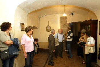 Besucher in einer ehemaligen, düsteren Wohnung in Neapels Unterwelt