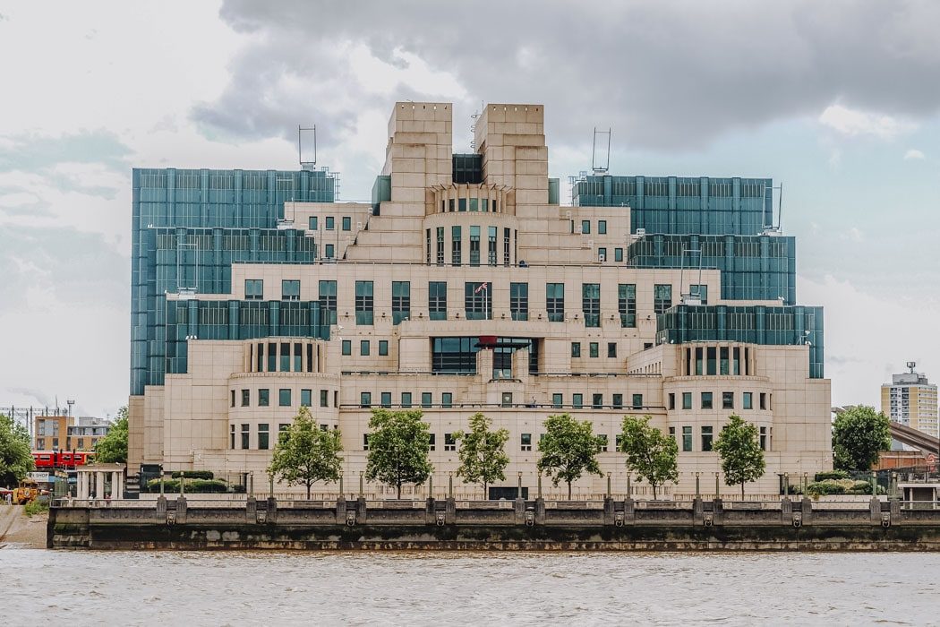 MI6 Gebäude auf der James Bond Tour in London