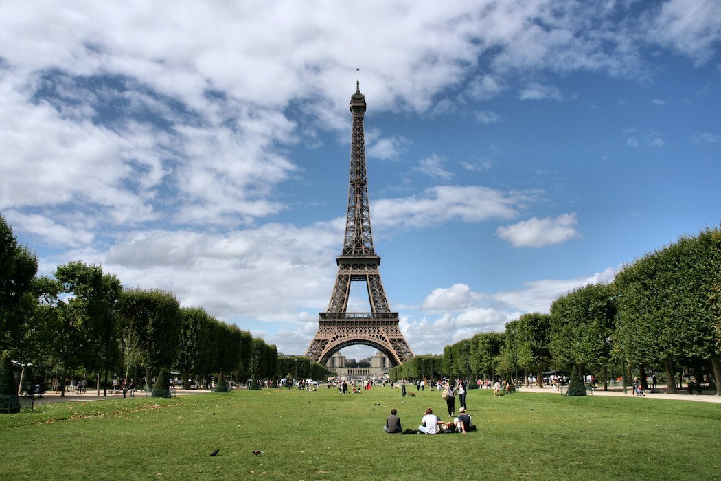 Grünflächen vor Eiffelturm