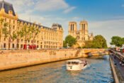 Bootsfahrt auf der Seine in Paris bei herbstlichem Licht