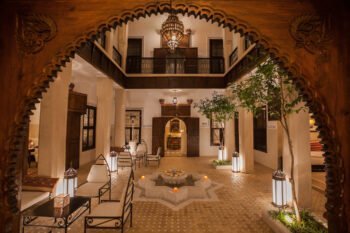Beleuchteter Innenhof eines Riads bei Nacht