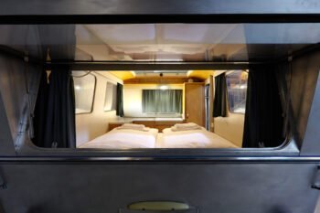 Fenster mit Blick auf das Bett im Wohnwagen