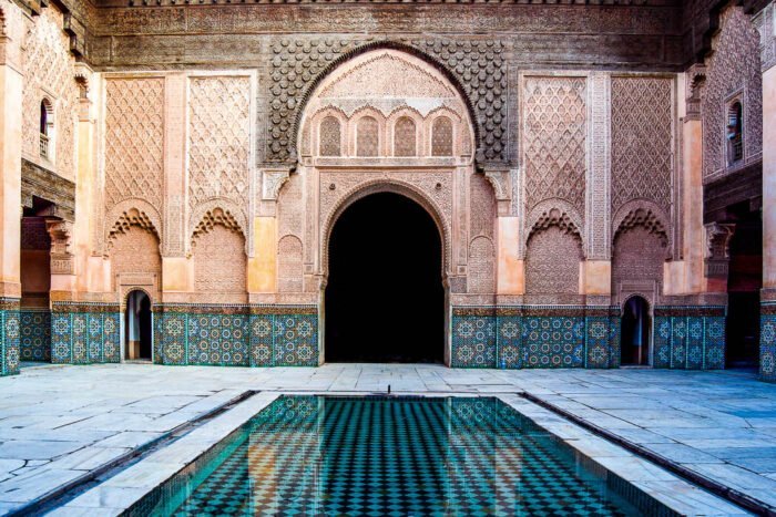 Medersa Ben Youssef mit Wasserbecken und Mosaiken in Marrakesch
