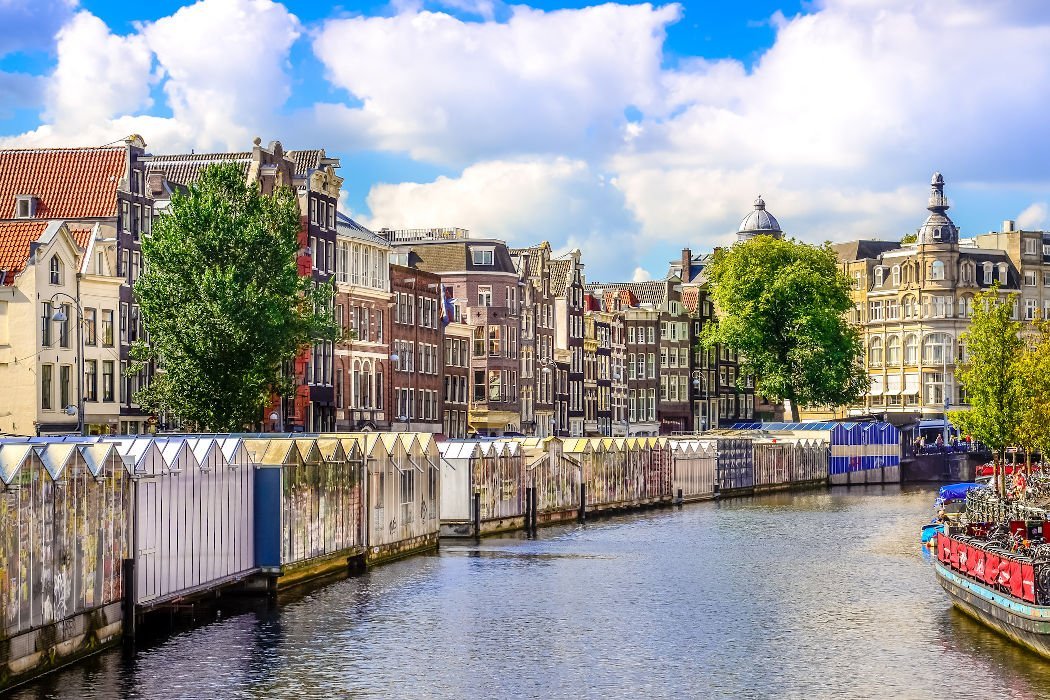 Gracht mit schwimmenden Treibhäusern in Amsterdam