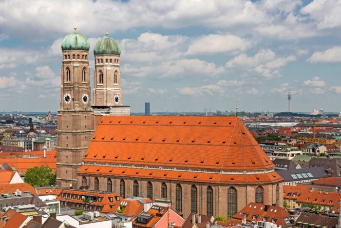 Die Frauenkirche mit ihren zwei Türmen mitten in München