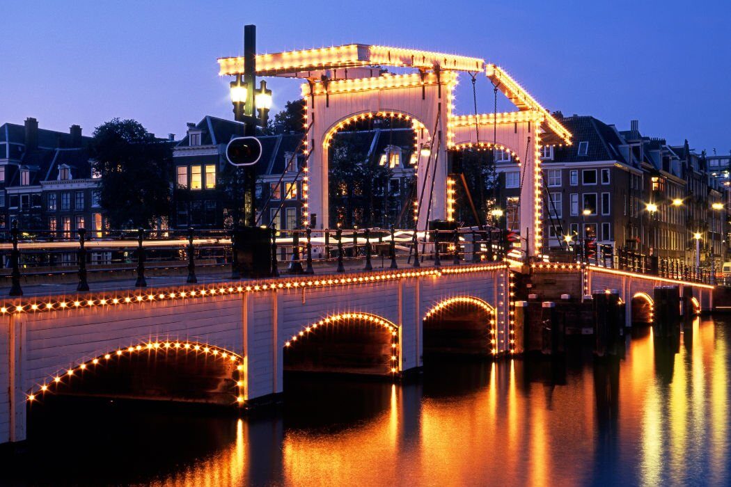 Die Magere Brug in Amsterdam bei Nacht