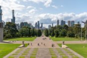 Aussicht vom Shrine of Rememberance auf den gepflegten Vorplatz und die Hochhäuser in Melbourne
