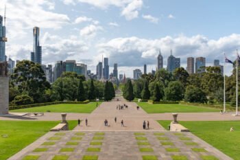 Aussicht vom Shrine of Rememberance auf den gepflegten Vorplatz und die Hochhäuser in Melbourne