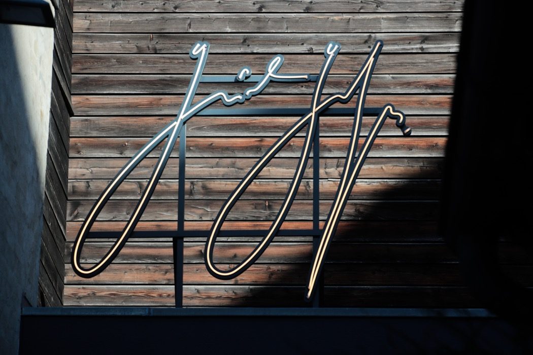 Günter Grass Unterschrift als illuminierter Schriftzug im Günter Grass-Haus