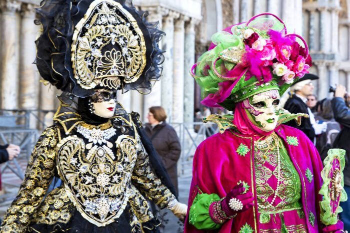 Aufwendige, bunte Karnevalskostüme und Masken