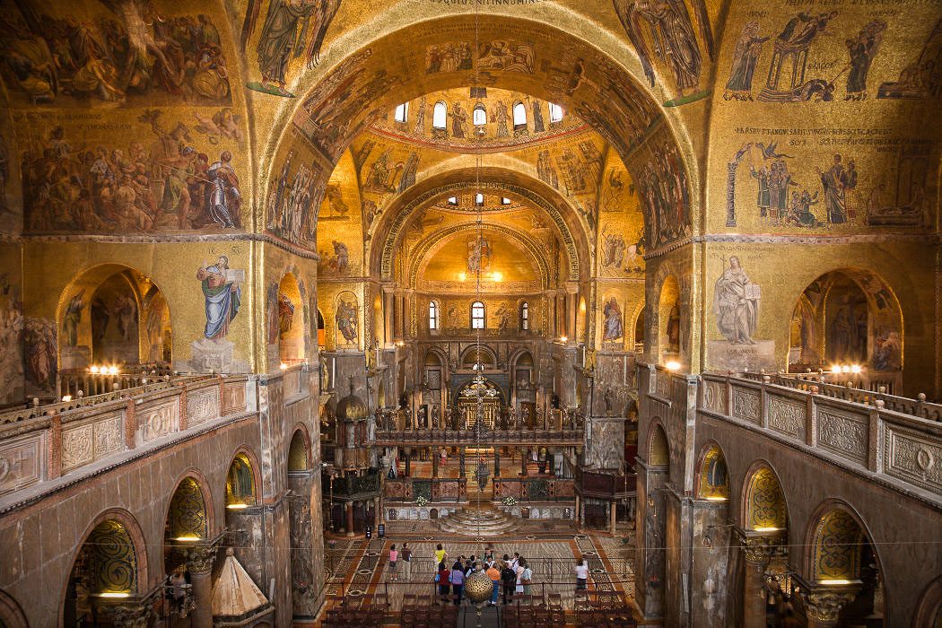 Innenraum des Petersdom mit vergoldeten Wänden