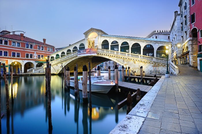 Rialtobrücke in Venedig im Morgengrauen beleuchtet