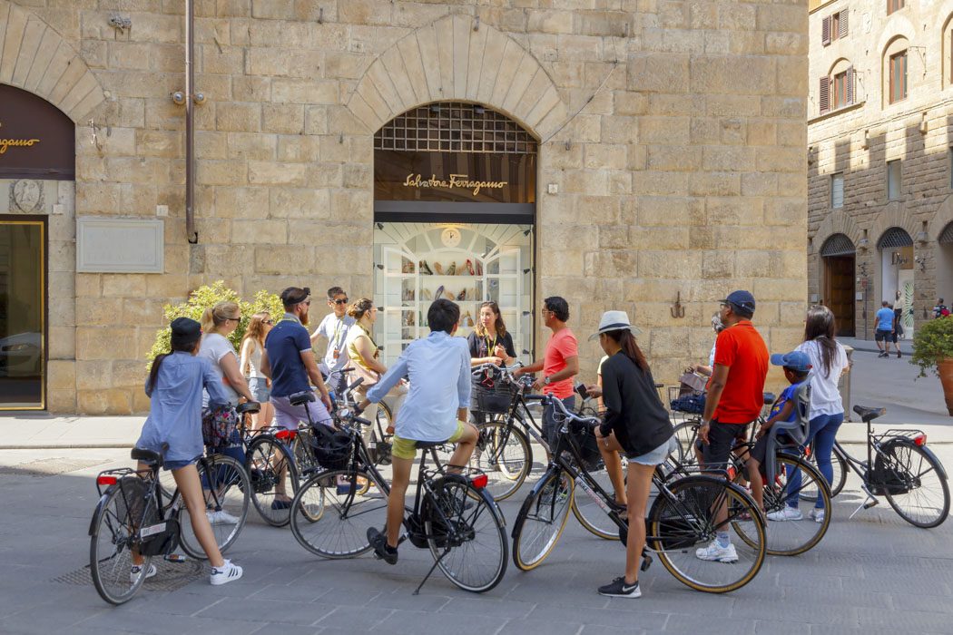 Gruppe aus Radfahrern mit einem Tourguide in Florenz