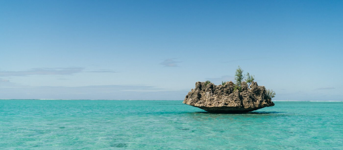 Der Crystal Rock in Mauritius mit blauem Himmel und türkisblauem Meer